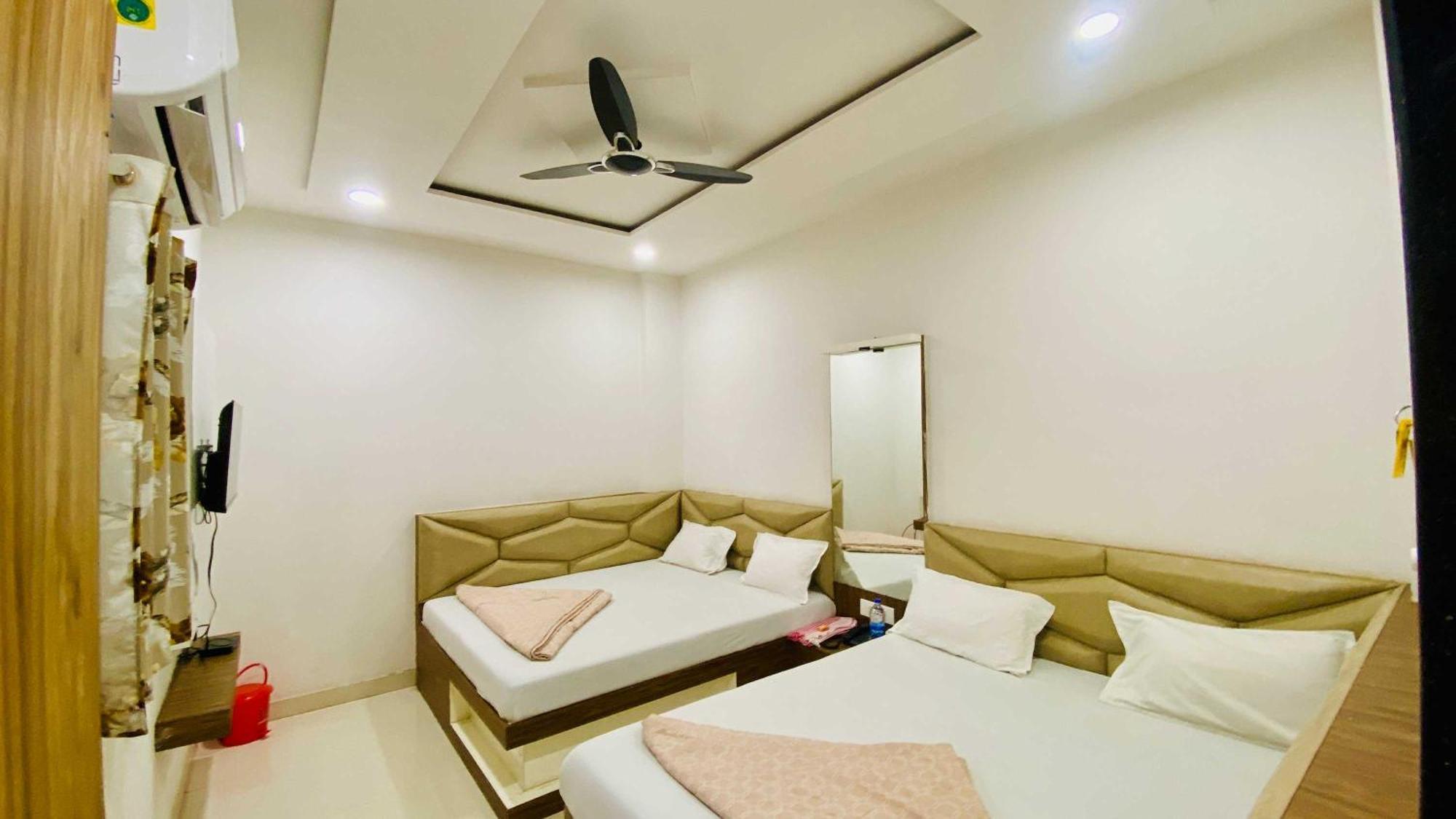 Hotel Gayatri Palace Godarpura Ngoại thất bức ảnh